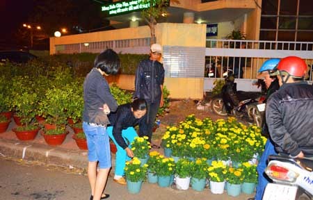 Đắk Lắk: Hai điểm pháo hoa Giao thừa thu hút hàng vạn người - ảnh 1